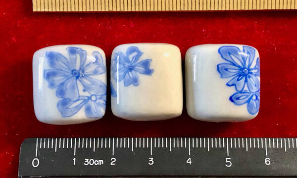 Φ 青磁ビーズ Φ 11㎜×19㎜×20㎜ペンダント玉5玉 純職人手作り 中国製 工芸 雅の花紋様 手芸 ブレス ペンダント アクセサリー