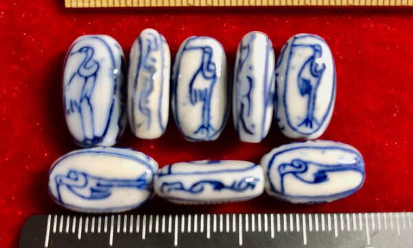 Φ 青磁ビーズ Φ 6㎜×10㎜×17㎜豆型玉12玉 純職人手作り 中国製 工芸 吉祥鳥と祥雲紋 手芸 ネックレス ブレス アクセサリー