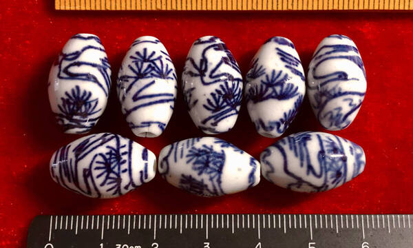 Φ 青磁ビーズ Φ 12㎜×20㎜ラグビー状玉15玉 純職人手作 中国製 縁起良い松鶴図紋様 手芸 ネックレス ブレス ペンダント 他