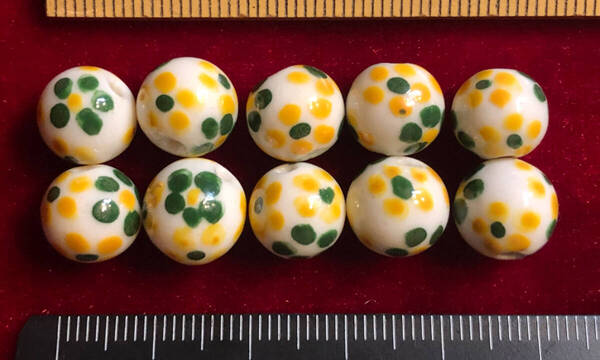 Φ 粉彩ビーズ Φ 直径11㎜ラウンド玉20玉を 中国純手作り 白磁に黄緑花模様 手芸 ネックレス ブレス ペンダント