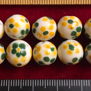 Φ 粉彩ビーズ Φ 20玉で1単位として 直径11㎜ラウンド玉 手作り 白磁に黄緑花模様 手芸 ネックレス ブレス ペンダント
