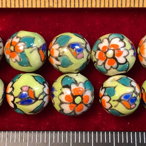 Φ 粉彩ビーズ Φ 20玉で1単位として 直径10㎜ラウンド玉 手作り 白磁に緑釉美花模様 手芸 ネックレス ブレス ペンダント