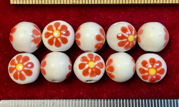 Φ 粉彩ビーズ Φ 直径10㎜ラウンド玉20玉を 中国純手作り 白磁に赤菊花模様 手芸 ネックレス ブレス ペンダント
