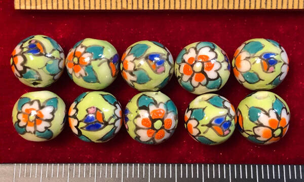 Φ 粉彩ビーズ Φ 直径11㎜ラウンド玉20玉を 中国純手作り 白磁に緑釉美花模様 手芸 ネックレス ブレス ペンダント