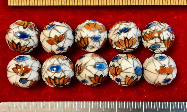 Φ 粉彩ビーズ Φ 直径12㎜ラウンド玉 15玉を 中国純手作り 白磁に枯蓮葉模様 手芸 ネックレス ブレス ペンダント