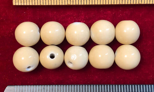 Φ 粉彩ビーズ Φ 直径9㎜ラウンド玉 20玉を 中国純手作り 白磁にベージュ色釉一色 手芸 ネックレス ブレス ペンダント