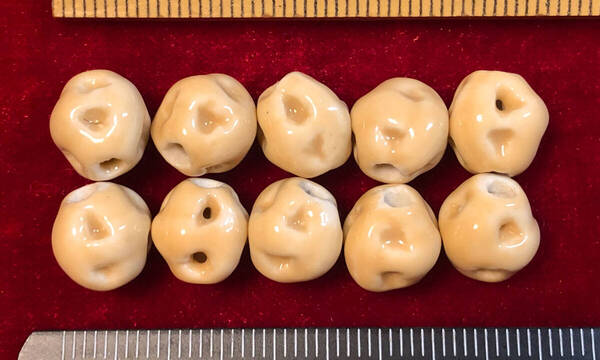 Φ 粉彩ビーズ Φ 直径10㎜髑髏玉 20玉を 中国純手作り 白磁にベージュ色釉髑髏風 手芸 ネックレス ブレス ペンダント