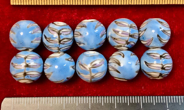 Φ 粉彩ビーズ Φ 直径12㎜ラウンド玉 20玉を 中国純手作り 白磁に藍釉垂葉模様 手芸 ネックレス ブレス ペンダント