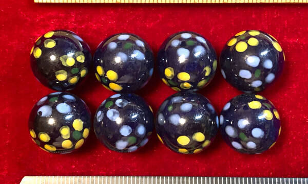 Φ 粉彩ビーズ Φ 直径15㎜ラウンド玉 15玉を 中国純手作り 白磁に黒釉藍黄2色花紋様 手芸 ネックレス ブレス ペンダント