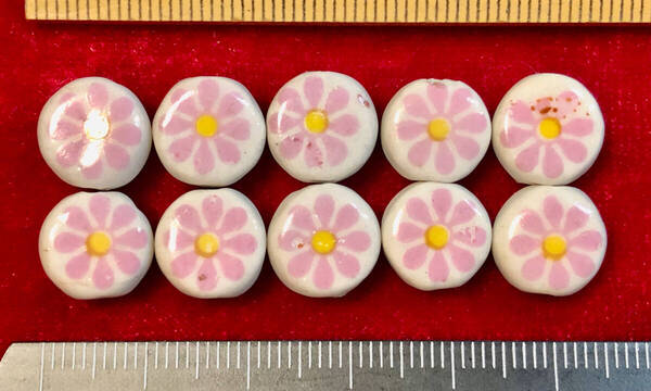 Φ 粉彩ビーズ Φ 厚さ5㎜×直径10㎜ 20玉を 中国純手作り 白磁にピンクの菊花紋様 手芸 ネックレス ブレス ペンダント