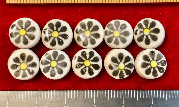Φ 粉彩ビーズ Φ 厚さ5㎜×直径10㎜玉 20玉を 中国純手作り 白磁に黒の菊花紋様 手芸 ネックレス ブレス ペンダント