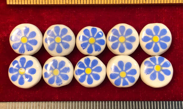 Φ 粉彩ビーズ Φ 厚さ5㎜×直径10㎜玉 20玉を 中国純手作り 白磁にブルーの菊花紋様 手芸 ネックレス ブレス ペンダント