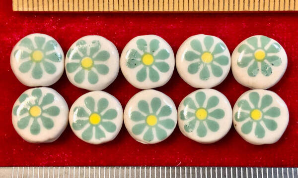 Φ 粉彩ビーズ Φ 厚さ5㎜×直径10㎜玉 20玉を 中国純手作り 白磁に黄緑の菊花紋様 手芸 ネックレス ブレス ペンダント