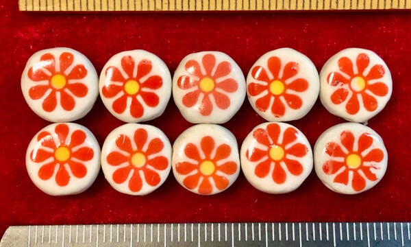 Φ 粉彩ビーズ Φ 厚さ5㎜×直径10㎜玉 20玉を 中国純手作り 白磁に赤の菊花紋様 手芸 ネックレス ブレス ペンダント