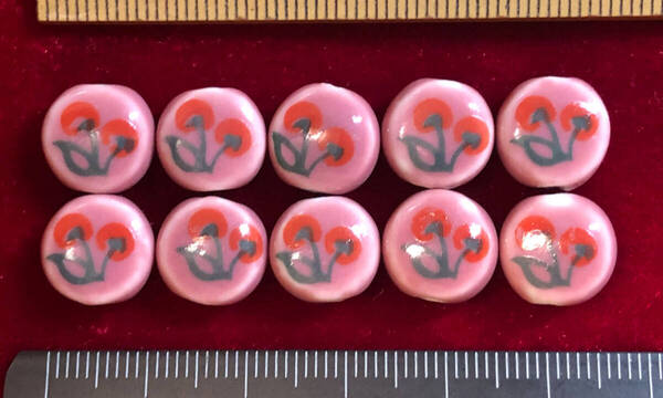Φ 粉彩ビーズ Φ 厚さ5㎜×直径10㎜玉 20玉を 中国純手作り 白磁に紫釉のサクランボ紋様 手芸 ネックレス ブレス ペンダント