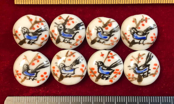 Φ 粉彩ビーズ Φ 厚さ7㎜×直径16㎜玉 15玉を 中国純手作り 白磁に粉彩の鵲と梅花紋様 手芸 ネックレス ブレス ペンダント