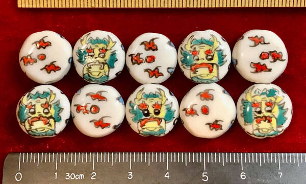Φ 粉彩ビーズ Φ 厚さ6㎜×直径14㎜玉 20玉を 中国純手作り 白磁に粉彩龍と祥雲の紋様 手芸 ネックレス ブレス ペンダント