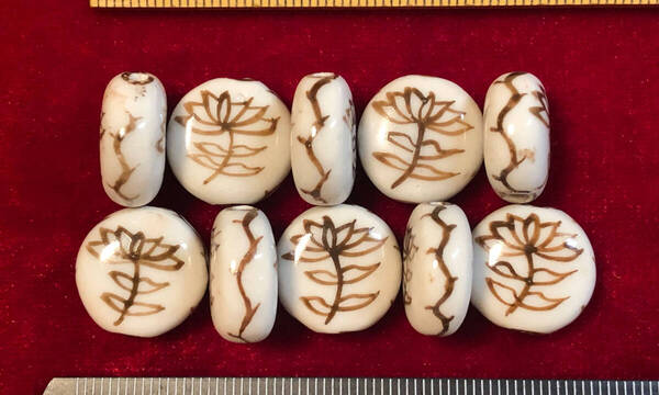 Φ 粉彩ビーズ Φ 厚さ7㎜×直径16㎜玉 20玉を 中国純手作り 白磁に褐色の蓮花紋様 手芸 ネックレス ブレス ペンダント