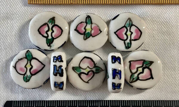 Φ 粉彩ビーズ Φ 厚さ8㎜×直径19㎜玉 15玉を 中国純手作り 白磁に縁起良い双桃紋様 手芸 ネックレス ブレス ペンダント