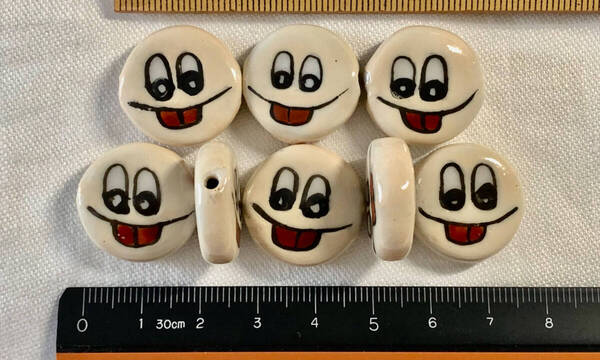 Φ 粉彩ビーズ Φ 厚さ7㎜×直径21㎜玉 15玉 中国純手作 白磁に両面ベージュ色釉人形紋様 クリスマス ネックレ ブレス ペンダント