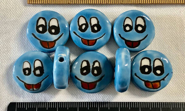 Φ 粉彩ビーズ Φ 厚さ7㎜×直径21㎜玉 15玉 純手作 白磁に 藍色釉 両面人形顔 紋様 クリスマス ネックレス ブレス ペンダント