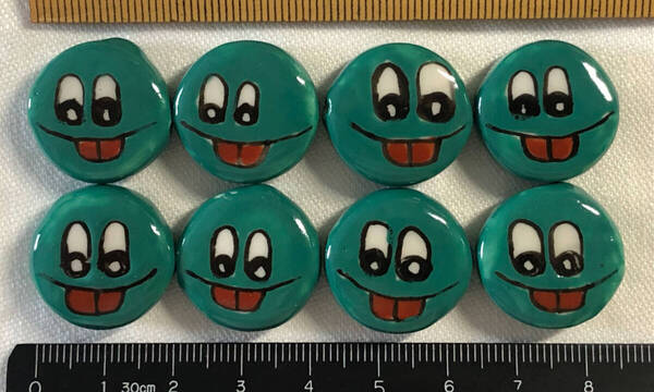Φ 粉彩ビーズ Φ 厚さ7㎜×直径21㎜玉 15玉を 純手作 白磁に緑色釉 両面人形顔 紋様 クリスマス ネックレス ブレス ペンダント