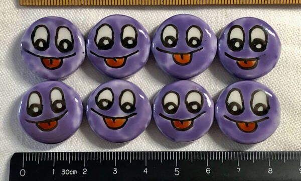 Φ 粉彩ビーズ Φ 厚さ7㎜×直径21㎜玉 15玉を 純手作 白磁に紫色釉 両面人形顔 紋様 クリスマス ネックレス ブレス ペンダント