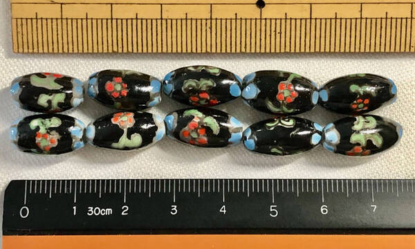 Φ 粉彩ビーズ Φ 楕円玉 9㎜×15㎜玉 20玉を 純手作 白磁に 黒地藍縁 粉彩双面花 紋様 ネックレス ブレス ペンダント