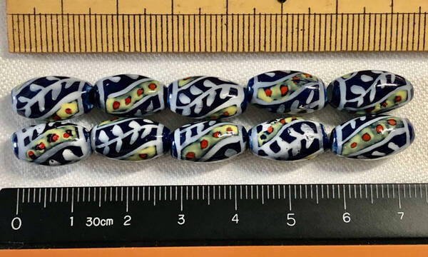 Φ 粉彩ビーズ Φ 楕円玉 9㎜×15㎜玉 20玉を 純手作 白磁に 螺旋状 粉彩草花螺紋様 ネックレス ブレス ペンダント