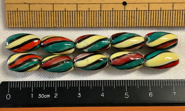 Φ 粉彩ビーズ Φ 楕円玉 9㎜×15㎜玉 20玉を 純手作 白磁に 三色螺旋状 粉彩帯 紋様 ネックレス ブレス ペンダント