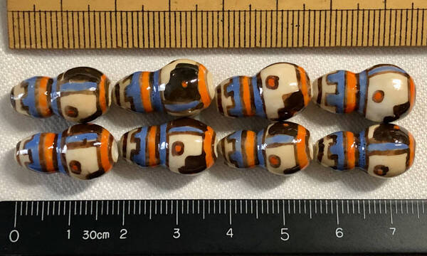 Φ 粉彩ビーズ Φ 瓢箪型 7㎜×10㎜×18㎜玉 15玉を 純手作 白磁に ベージュ色釉 三色抽象 紋様 ネックレス ブレス ペンダント