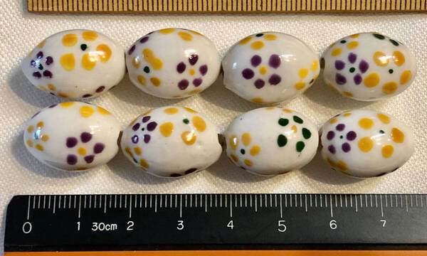 Φ 粉彩ビーズ Φ 楕円玉 14㎜×20㎜玉 15玉を 純手作 白磁に 粉彩三色花 紋様 ネックレス ブレス ペンダント