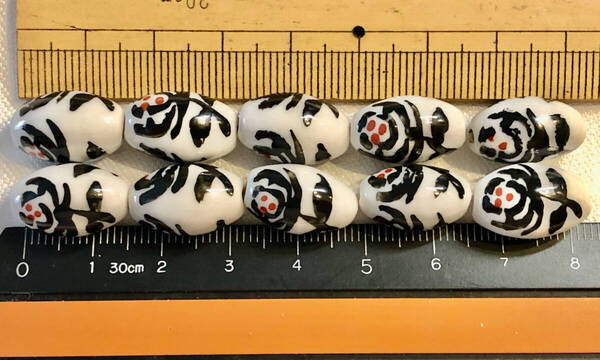 Φ 粉彩ビーズ Φ 楕円玉 10㎜×17㎜玉 20玉を 純手作 白磁に 粉彩双色薔薇花 紋様 ネックレス ブレス ペンダント