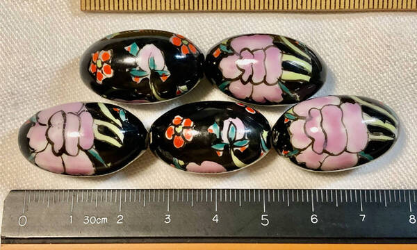 Φ 粉彩ビーズ Φ 楕円玉 15㎜×25㎜玉 10玉を 純手作 白磁に 黒の釉粉彩三色牡丹花 紋様 ネックレス ブレス ペンダント