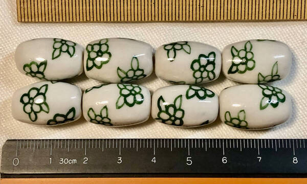 Φ 粉彩ビーズ Φ 楕円玉 14㎜×20㎜玉 15玉を 純手作 白磁に 粉彩緑花 紋様 ネックレス ブレス ペンダント