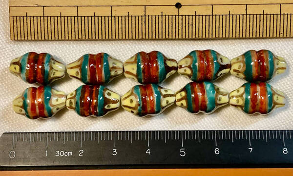 Φ 粉彩ビーズ Φ 紡錘状玉 10㎜×17㎜玉 20玉を 純手作 白磁に 粉彩三色エスニック風 紋様 ネックレス ブレス ペンダント