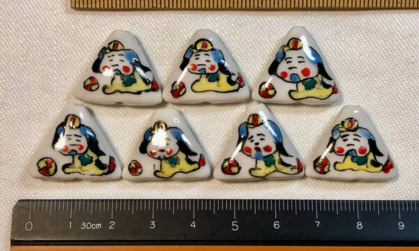 Φ 粉彩ビーズ Φ 三角形 約21㎜×21㎜玉 15玉 純手作 白磁に粉彩両面三色ボール遊び犬図 紋様 ネックレス ブレス ペンダント