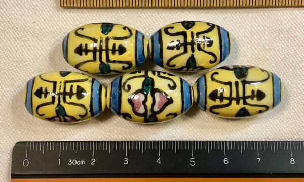 Φ 粉彩ビーズ Φ 楕円玉 約15㎜×26㎜ 10玉を 純手作 白磁に黄色釉粉彩 縁起良い双寿双桃 紋様 ネックレス ブレス ペンダント