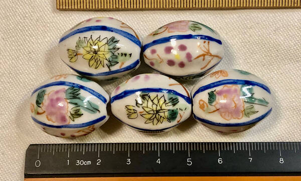Φ 粉彩ビーズ Φ 瓜状楕円玉 約19㎜×27㎜玉 10玉を 純手作 白磁に 粉彩四色花 紋様 ネックレス ブレス ペンダント
