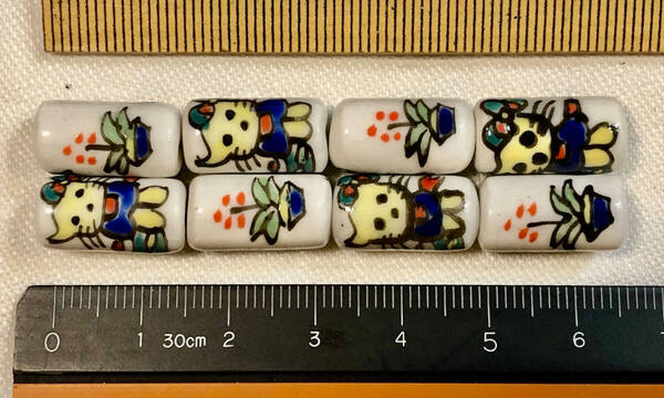 Φ 粉彩ビーズ Φ 円筒玉 約8㎜×16㎜ 15玉を 純手作 白磁に 粉彩 可愛い猫ちゃんと花 紋様 ネックレス ブレス ペンダント