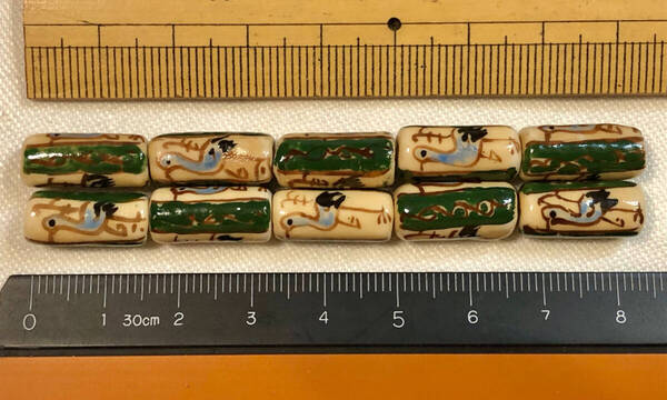 Φ 粉彩ビーズ Φ 円筒玉 約7㎜×16㎜ 20玉を 純手作 白磁に ベージュ色釉 粉彩水鳥と水草 紋様 ネックレス ブレス ペンダント