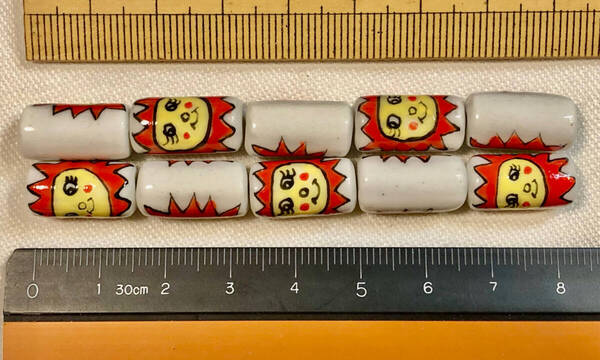 Φ 粉彩ビーズ Φ 円筒玉 約9㎜×17㎜ 20玉を 純手作 白磁に 粉彩 可愛い向日葵顔 紋様 ネックレス ブレス ペンダント