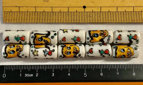 Φ 粉彩ビーズ Φ 円筒玉 約8㎜×16㎜玉 20玉を 純手作 白磁に 粉彩 可愛いワンちゃん絵柄 紋様 ネックレス ブレス ペンダント