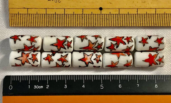 Φ 粉彩ビーズ Φ 円筒玉 約8㎜×16㎜ 20玉を 純手作 白磁に 粉彩 赤い星様 紋様 ネックレス ブレス ペンダント