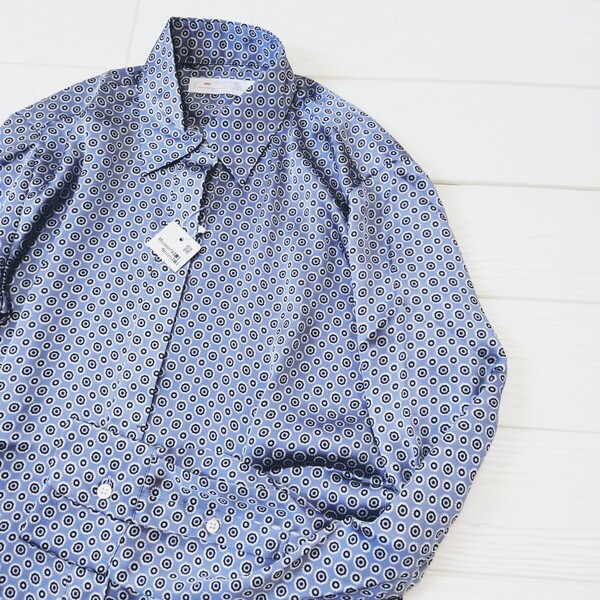 未使用*MAKER'S SHIRT KAMAKURA*鎌倉シャツ*長袖ブラウス*サテン*総柄*水色系*比翼ボタン*洗えます*日本製