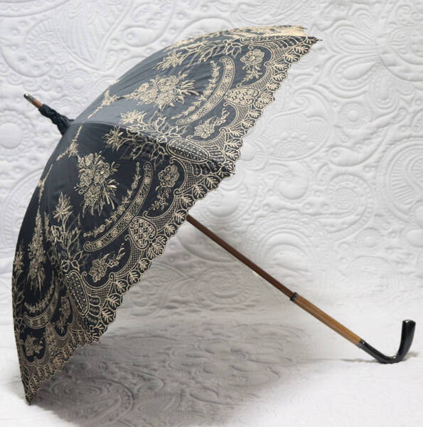 新品【晴雨兼用 長傘】繊細 豪華刺繍 傘先クシュッ 木製 雨傘 日傘 黒 日本製 v6981
