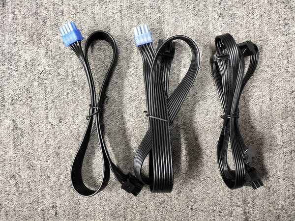 Galleria プラグイン電源ケーブル PCI-E2本 SATA1本