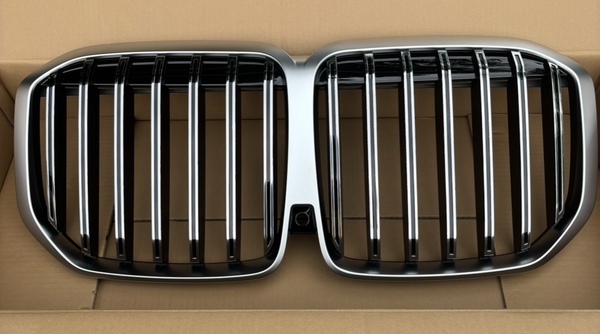 2024年式BMW X7後期型 フロントグリル