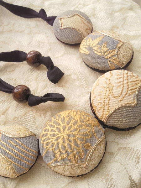 着物ネックレス●帯地 金刺繍 大島紬アンティークジュエリー●碁石風リバーシブル和装アクセサリー首飾り●年代物ヴィンテージ希少品●送無