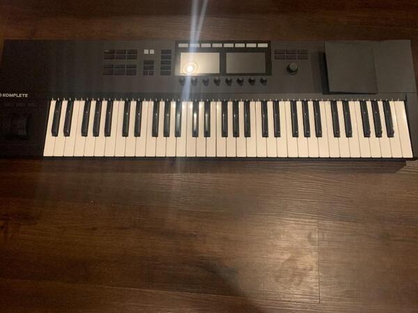 【未使用、未登録品】Native Instruments / KOMPLETE KONTROL S61 MK2 MIDIキーボード
